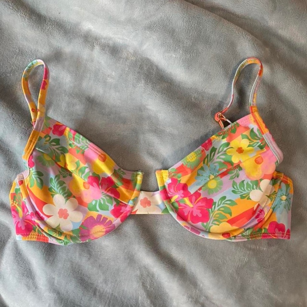 Loleia swim bikini top size m barely worn!!